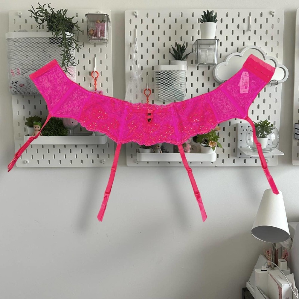 Hot pink Victoria’s secret Lace garter belt NTW